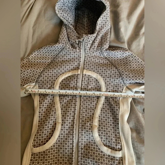 - Lululemon scuba jacket cream  and taupe color. Size 4 - Picture 7 of 9